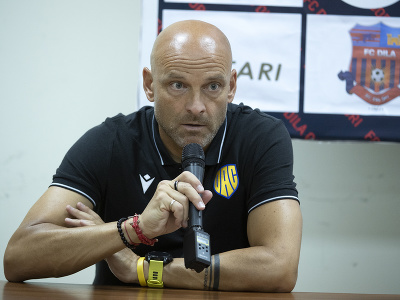 Tréner DAC Adrián Guľa počas tlačovej konferencie na štadióne FC Dila Gori (Gruzínsko) pred zajtrajším odvetným stretnutím 1. predkola Európskej konferenčnej ligy