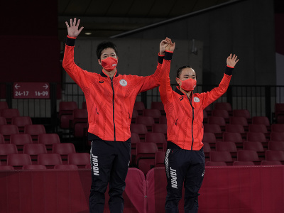 Japonskí stolnotenisoví športovci Jun MIzutani a Mima Ito oslavujú zlaté medaily 