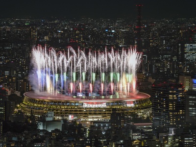 Ohňostroj exploduje nad Národným štadiónom počas otváracieho ceremoniálu paralympijských hier v Tokiu