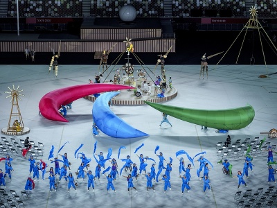 Účastníci vystupujú počas otváracieho ceremoniálu paralympijských hier v Tokiu
