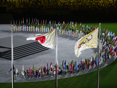 Vlajkonosiči so zástavami počas záverečného ceremoniálu OH v Tokiu
