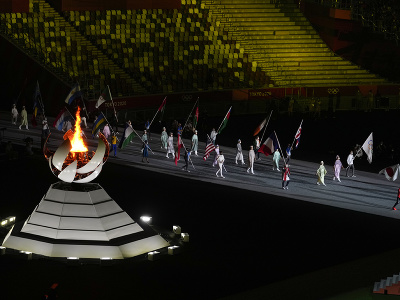 Vlajkonosiči počas záverečného ceremoniálu OH v Tokiu