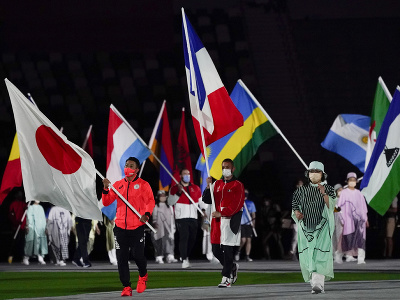 Vlajkonosiči počas záverečného ceremoniálu OH v Tokiu