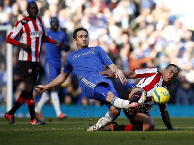 Frank Lampard a Tom Adeyemi v súboji o loptu