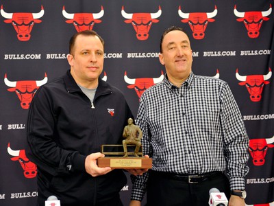 Tom Thibodeau, vľavo si