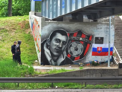 Pamätná tabuľa s podobizňou Tomáša v Srbsku