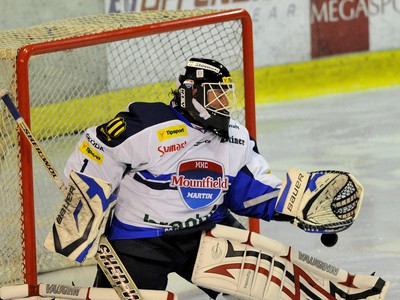 Tomáš Chrenko a brankár Martin Šúrek