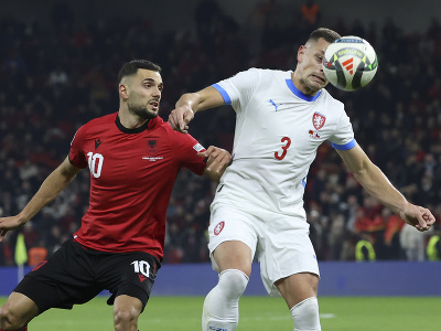 Nedim Bajrami (vľavo) a Tomáš Holeš bojujú o loptu