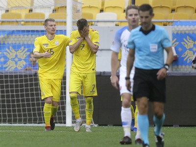 Andrij Jarmolenko oslavuje víťazný gól Ukrajiny po premenenej penalte