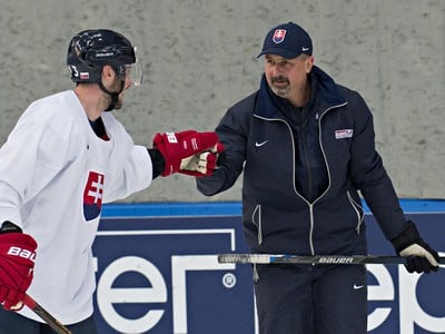 Zdeno Cíger a Tomáš Jurčo počas tréningu slovenských hokejistov v tréningovej hale Športového paláca Jubilejnyj v Petrohrade