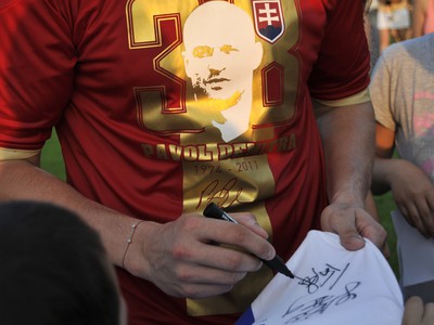 Tomáš Kopecký rozdáva autogramy