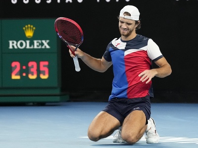 Český tenista Tomáš Macháč v opojení šťastia po postupe do tretieho kola Australian Open 2024