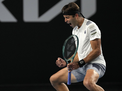 Argentínčan Tomás Martín Etcheverry oslavuje postup do tretieho kola Australian Open