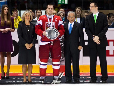 Kapitán Česka Tomáš Rolinek s trofejou pre bronzový tím