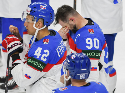 Na snímke slovenskí hokejisti Matúš Sukeľ, kapitán Tomáš Tatar (90) a Martin Fehérváry reagujú po prehre po štvrťfinálovom zápase Kanada - Slovensko na 87. majstrovstvách sveta