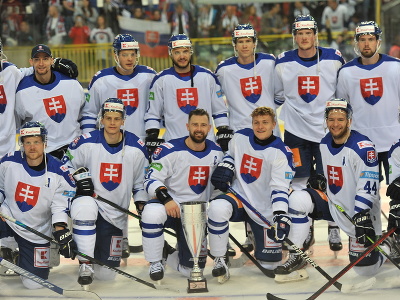 Na snímke kapitán Slovenska Tomáš Tatar s trofejou pózuje so spoluhráčmi