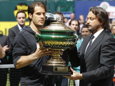 Tommy Haas zdolal vo finále turnaja v Halle Rogera Federera