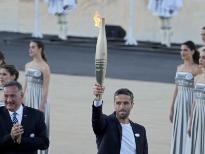 Tony Estanguet preberá olympijský oheň na štadióne Panathinaikos