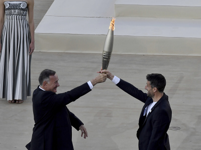Tony Estanguet preberá olympijský oheň na štadióne Panathinaikos