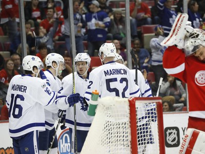 Hokejisti Toronta oslavujú gól proti Detroitu