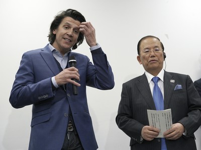 Riaditeľ exekutívy OH Christophe Dubi (vľavo) a šéf Toshiro Muto 