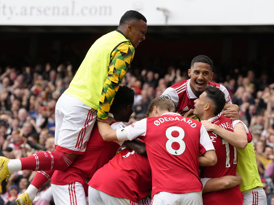 Hráči Arsenalu oslavajú gól