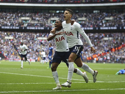 Hráči Tottenhamu sa radujú z gólu