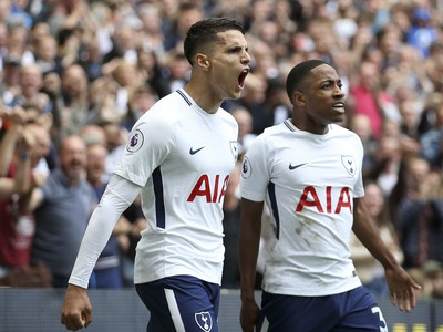 Hráči Tottenhamu sa radujú z gólu