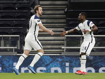 Útočník Tottenhamu Harry Kane (vľavo) sa teší zo svojho gólu