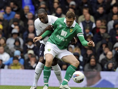 Ledley King bránený Grantom Holtom
