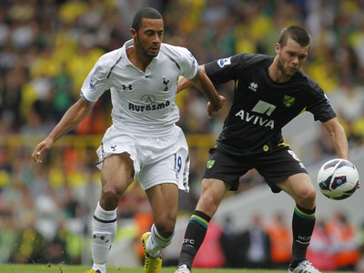 Mousa Dembele a Jonny Howson