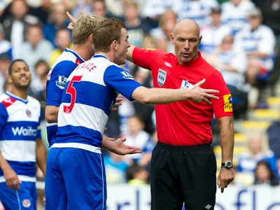 Alex Pearce a Pavel Pogrebniak rozhodcu nepresvedčili