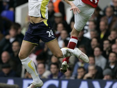 Michael Dawson v súboji o loptu s Jamesom Beattiem