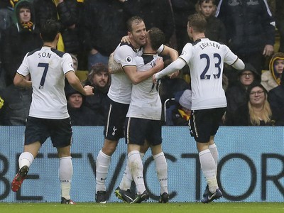 Hráč Tottenhamu Harry Kane (uprostred vľavo) sa objíma so spoluhráčom Kieranom Trippierom po tom, ako skóroval