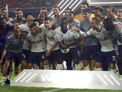 Hráči Tottenhamu oslavujú zisk Audi Cupu