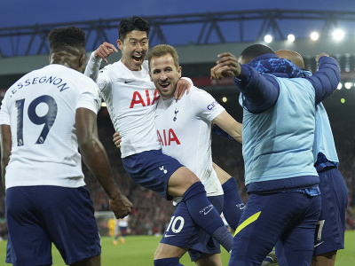 Hráči Tottenhamu oslavujú gól