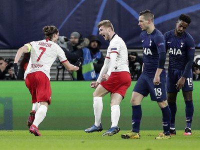 Na snímke zľava rakúsky stredopoliar Marcel Sabitzer oslavuje gól, napravo jeho spoluhráč v útoku Timo Werner
