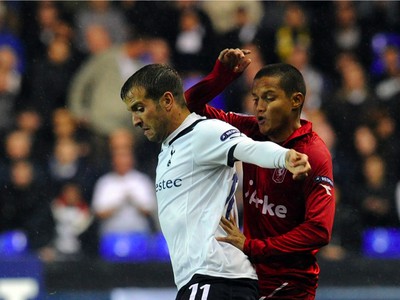 Rafael van der Vaart a Roberto Rosales 