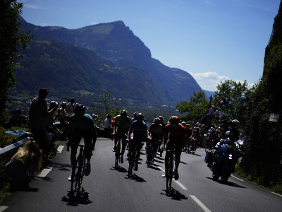Cyklisti počas 10. etapy Tour de France
