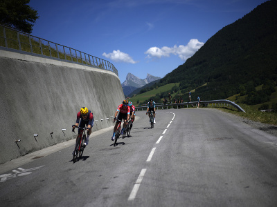 Cyklisti počas 10. etapy Tour de France