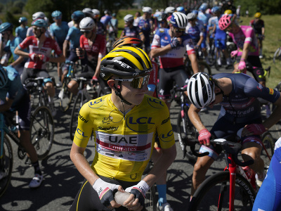 10. etapu Tour de France narušili aj demonštranti. Cyklisti museli 30 km pred cieľom zastaviť a čakať