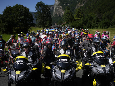 10. etapu Tour de France narušili aj demonštranti. Cyklisti museli 30 km pred cieľom zastaviť a čakať
