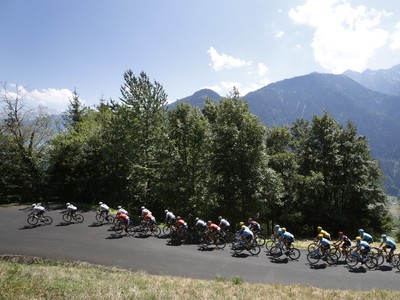 Cyklisti počas 12. etapy Tour de France