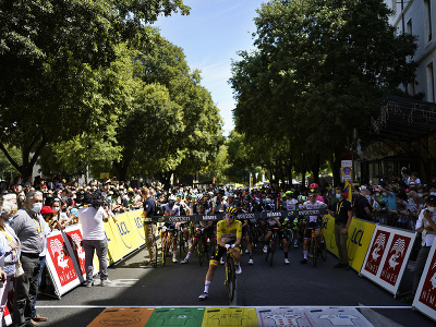 Cyklisti počas 13. etapy Tour de France