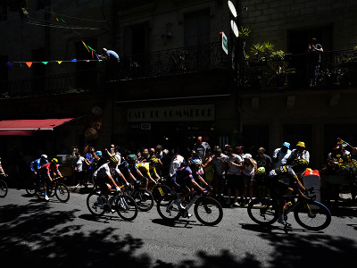 Cyklisti počas 13. etapy Tour de France