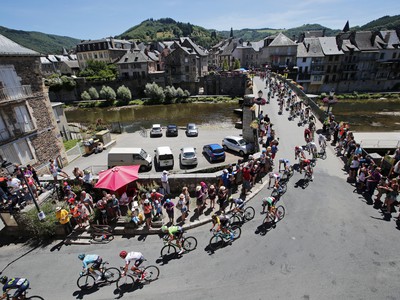 Balík cyklistov počas 15. etapy