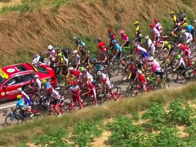 16. etapu na Tour de France prerušili pre protest francúzskych farmárov.