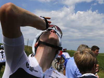 Chris Froome a ďalší cyklisti si vyplachovali oči po slznom plyne