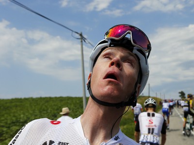 Chris Froome a ďalší cyklisti si vyplachovali oči po slznom plyne