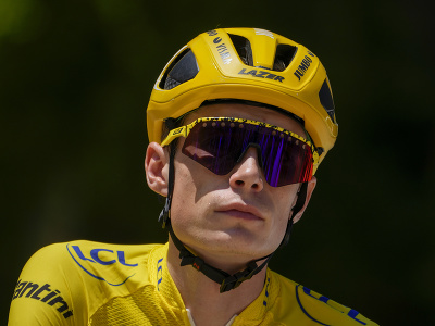 Dánsky cyklista Jonas Vingegaard v žltom drese vedúceho pretekára čaká na štart 18. etapy